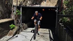 Tunel pietonal redeschis de autorităţi, criticat de timişoreni pentru că dau cu capul de pasaj - FOTO