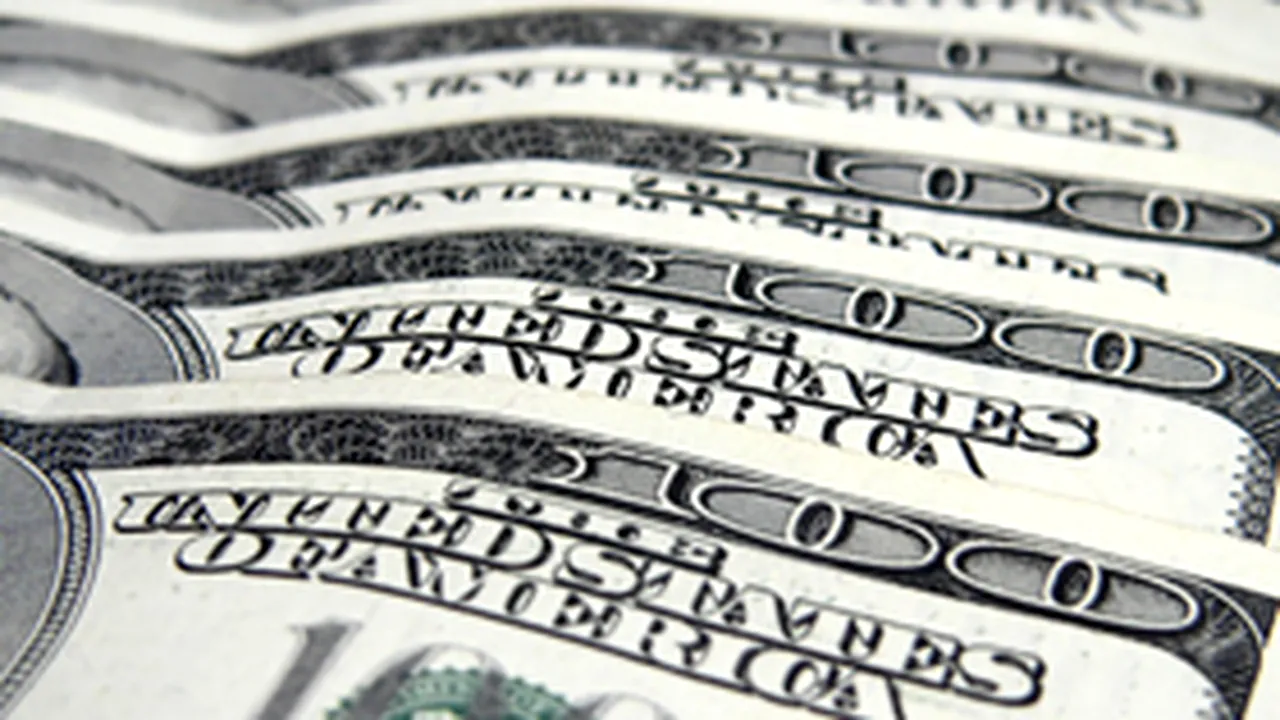 Dolarul se menţine în scădere, afectat de preţul record al ţiţeiului şi cotaţia redusă a acţiunilor