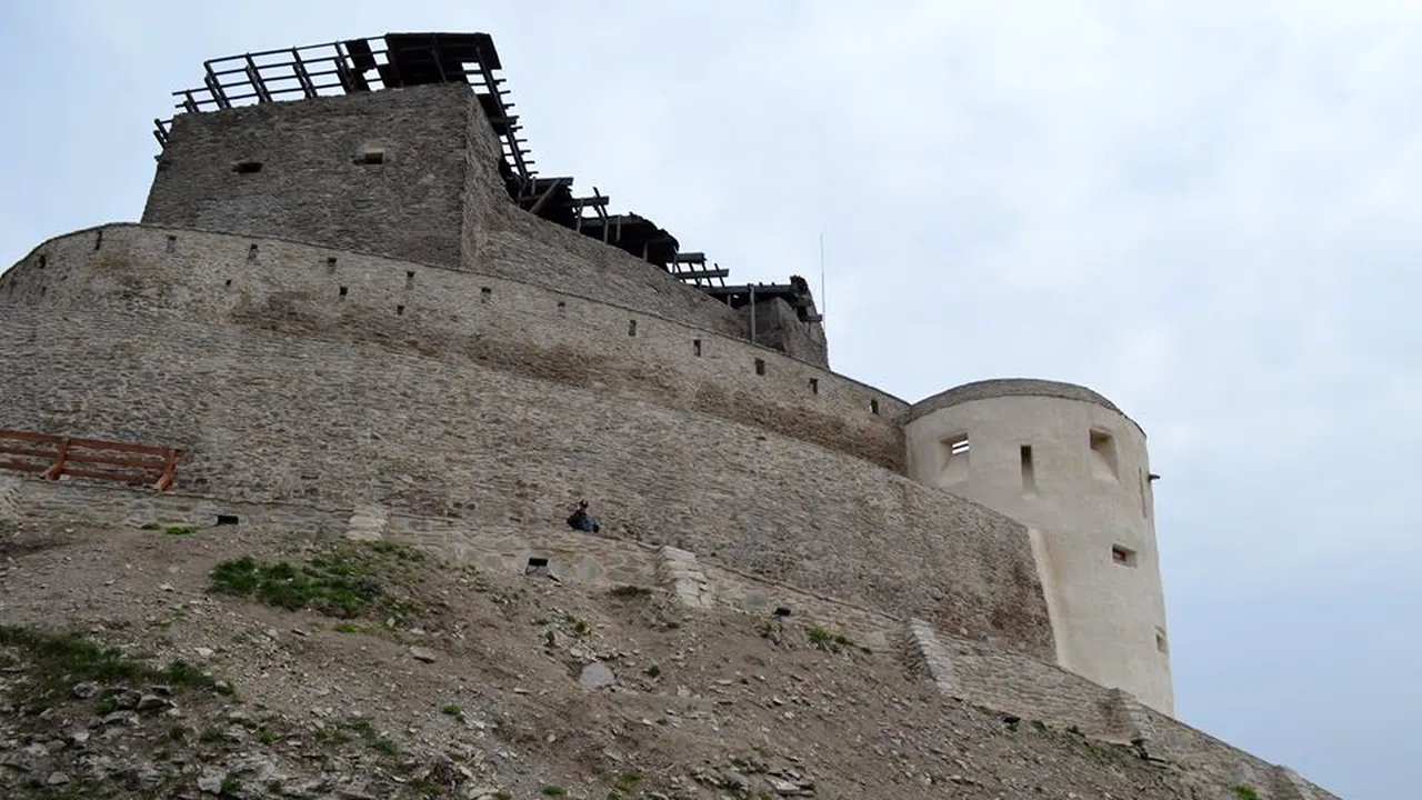 14 turişti, între care o gravidă, blocaţi în telecabina de la Cetatea Devei, după o pană de curent 