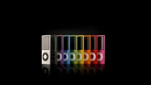 Elton John lansează o serie de iPod-uri încrustate cu cristale