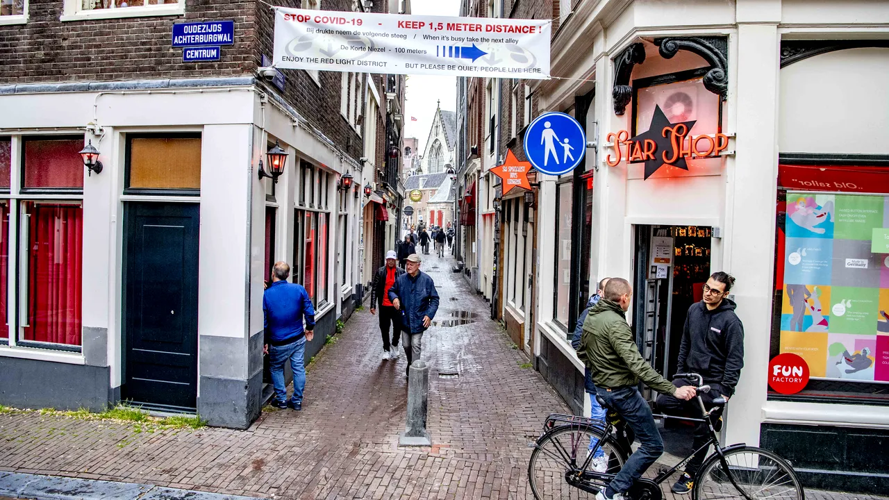 Amsterdam interzice fumatul de canabis în cartierul său roşu