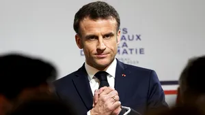 Macron încearcă să calmeze spiritele în Franţa. El vrea ca firmele mari să împartă profiturile lor cu angajaţii