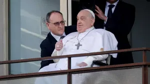 Primele cuvinte ale Papei Francisc când a părăsit Spitalul . „Vă mulţumesc tuturor”