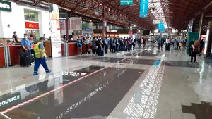 Gara de Nord, locul în care sunt aşteptaţi suporterii străini pentru EURO, a fost inundată GALERIE FOTO