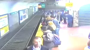 VIDEO | Femeie salvată în ultimul moment, după ce un bărbat a leşinat şi a împins-o pe şinele de la metrou