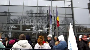 Aproape 100 de angajaţi de la Poşta Română au pichetat sediul instituţiei, cerând demisia conducerii