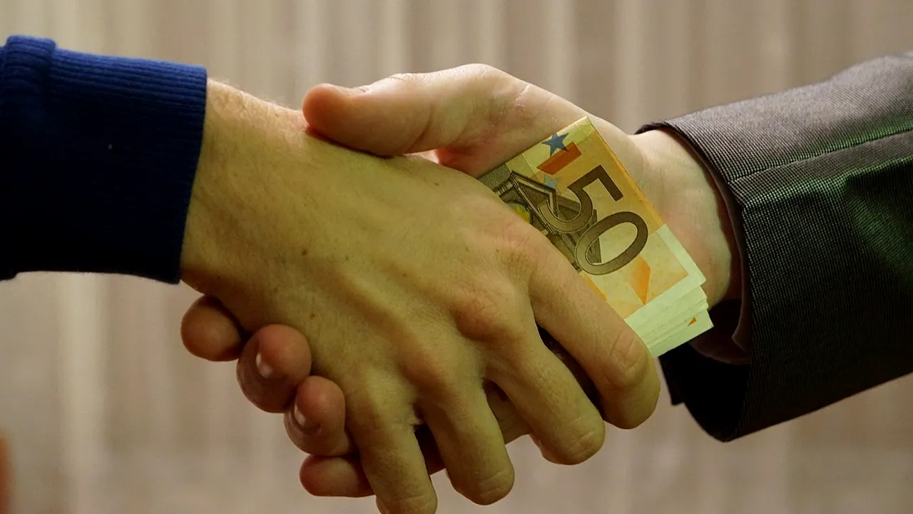 SONDAJ Eurobarometru: 37% dintre românii chestionaţi spun că ar da şpagă  