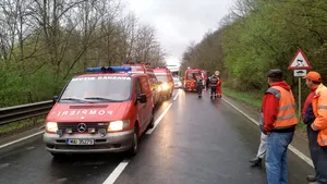 ACCIDENT grav în Mehedinţi: Şapte ELEVI, în stare critică după ce microbuz şcolar în care se aflau a fost lovit frontal de un autoturism 