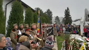 Stela Popescu a fost înmormântată cu onoruri militare. Sute de oameni au venit să-şi ia rămas bun/ Sicriul cu trupul neînsufleţit al actriţei, dus la Cernica în aplauzele oamenilor