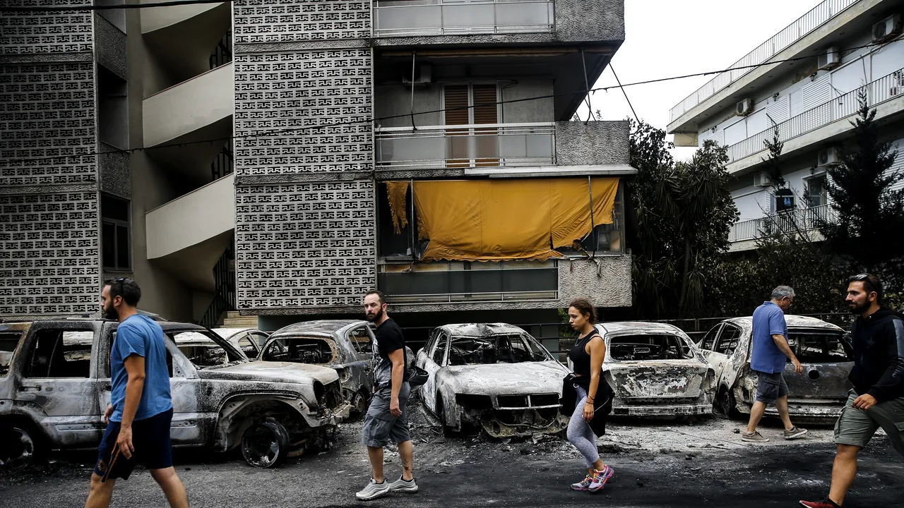 Prim-ministrul grec Alexis Tsipras a vizitat luni oraşul Mati, în urma incendiilor de vegetaţie