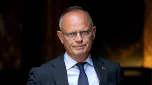 Un fost premier francez lansează critici la adresa lui Macron: „Ar trebui să demisioneze”