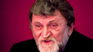 Ion Vasile trecând pe lângă un bou, la un târg de animale: 