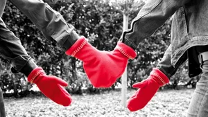 Mănuşi concepute special pentru îndrăgostiţi 