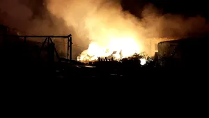 Braşov: Incendiu la un depozit de reziduuri şi substanţe periculoase. O sută de pompieri au intervenit - FOTO