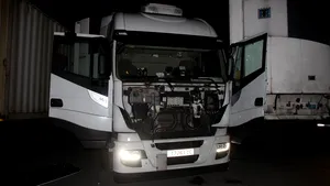 Un român din Belgia este în stare gravă după ce a fost prins sub un camion condus de soţia sa