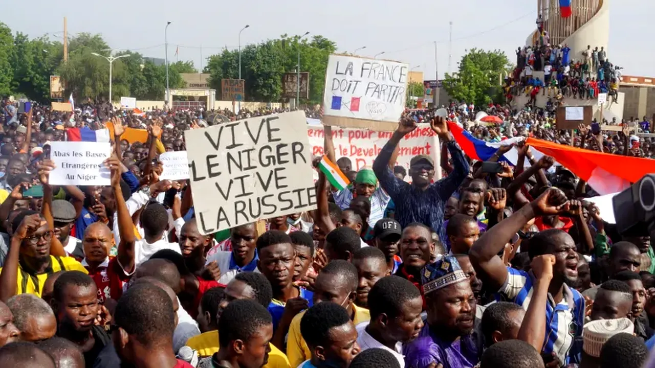 Unul dintre românii din Niger este în siguranţă la Paris; alţi 3 urmează să plece în scurt timp