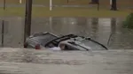 Un reporter TV a sărit în apele unei inundații pentru a salva un șofer blocat într-o mașină care se scufunda. Momentul dramatic a fost filmat