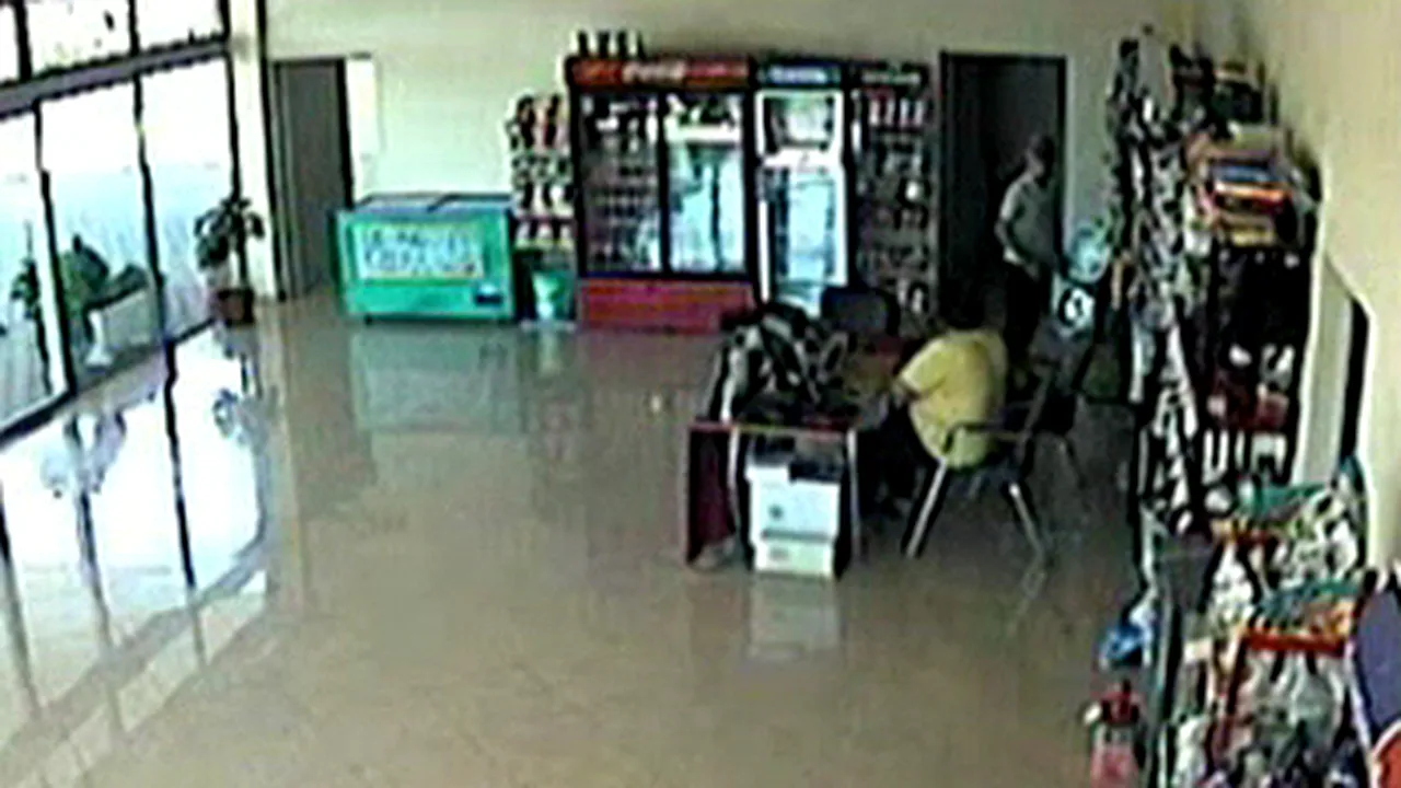 Hoţul de la benzinăria din Timiş, bătut de vânzătoare, s-a predat - VIDEO