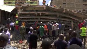 VIDEO | O clădire cu şase etaje s-a prăbuşit în capitala Kenyei. Mai multe persoane, prinse sub dărâmături