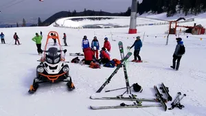 Incident cu final tragic pe pârtia de schi, în Braşov. Un turist a murit în timp ce schia