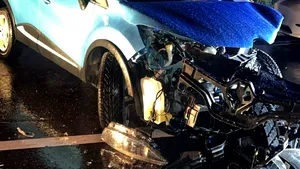 Vaslui. Două autoturisme s-au ciocnit frontal între localitățile Laza și Ivănești. Trei persoane, transportate la spital