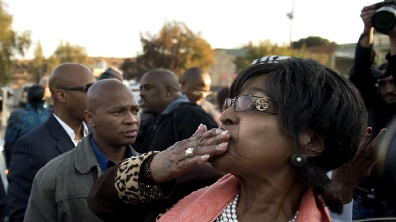 Winnie Madikizela-Mandela anunţă o mare ameliorare a stării sănătăţii fostului ei soţ