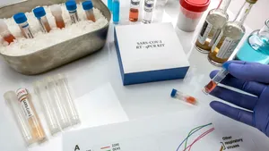 Un medic cu coronavirus a fost salvat cu un tratament experimental. Doctorii au crezut că mai are o zi de trăit. Ce i s-a administrat bărbatului