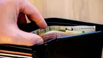 Creierul nu tratează toți banii la fel. Descoperirea care explică de ce uneori îi cheltuim mai ușor