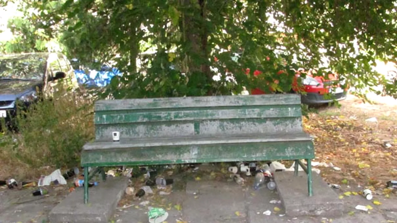 Craiova: Pungi cu mâncare stricată, sticle, câini, şobolani şi şerpi în parcul Spitalului Judeţean - FOTO
