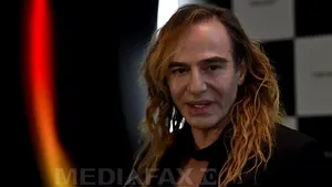 John Galliano revine pe podiumul prezentărilor de modă, la Londra