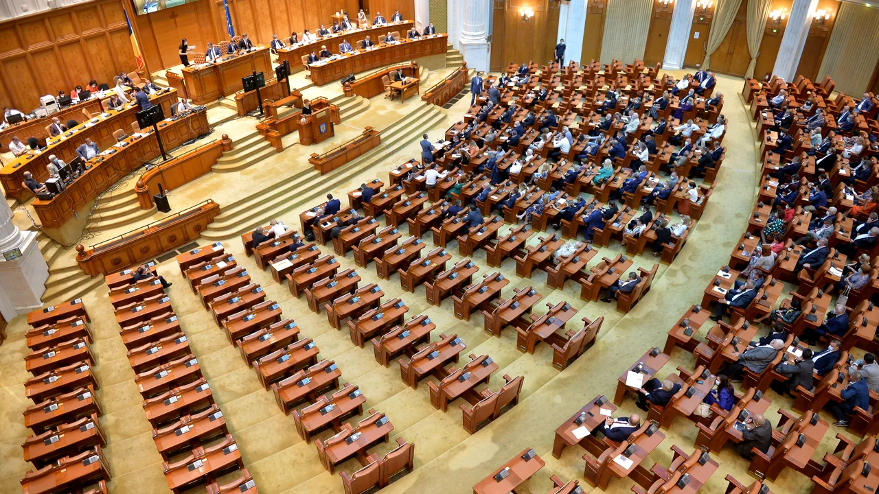 Anularea pensiilor parlamentarilor nu se aplică celor cu cel puţin un mandat complet înainte de 2023