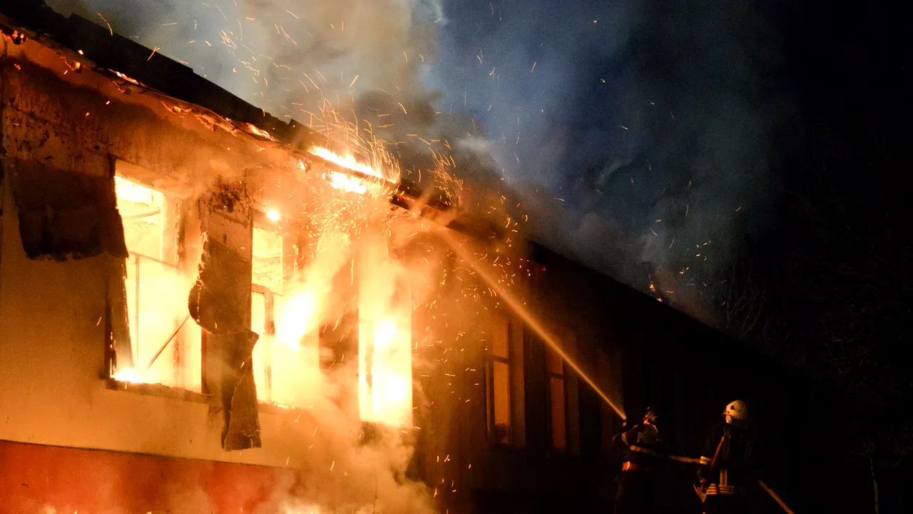 Un copil de cinci luni a decedat în urma unui incendiu în Neamţ. Alţi trei copii au fost scoşi din flăcări