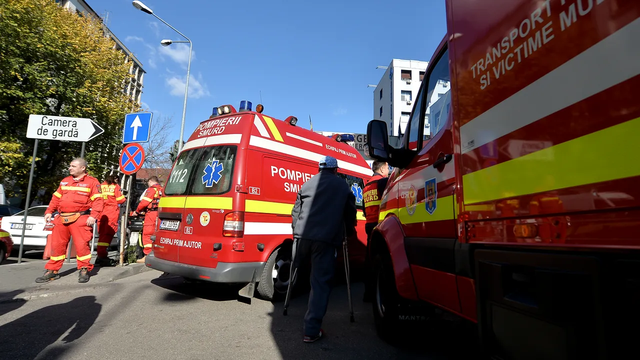 ACCIDENT grav la Iaşi: Zece persoane au fost transportate la spital după ce un TIR s-a ciocnit cu un microbuz

