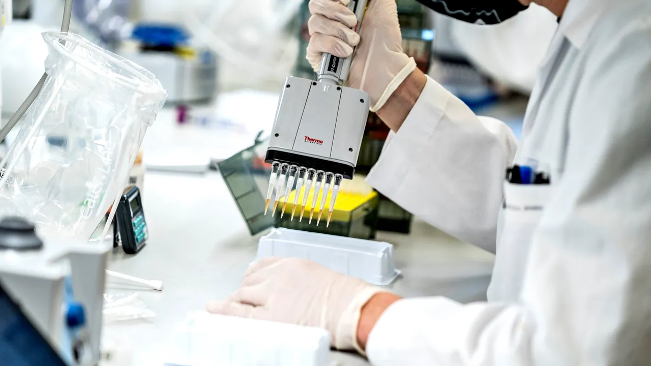Experţii germani investighează o posibilă nouă variantă de Covid-19. Ministrul Sănătăţii: ” Infectează mult mai mulţi oameni”
