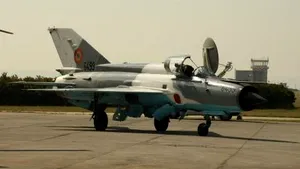 Concurs de viteză între un autoturism BMW X6M şi un avion MiG 21 LanceR la un miting aerian din Cluj