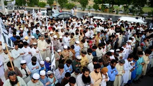 Sute de persoane se roagă la Karachi pentru Osama ben Laden