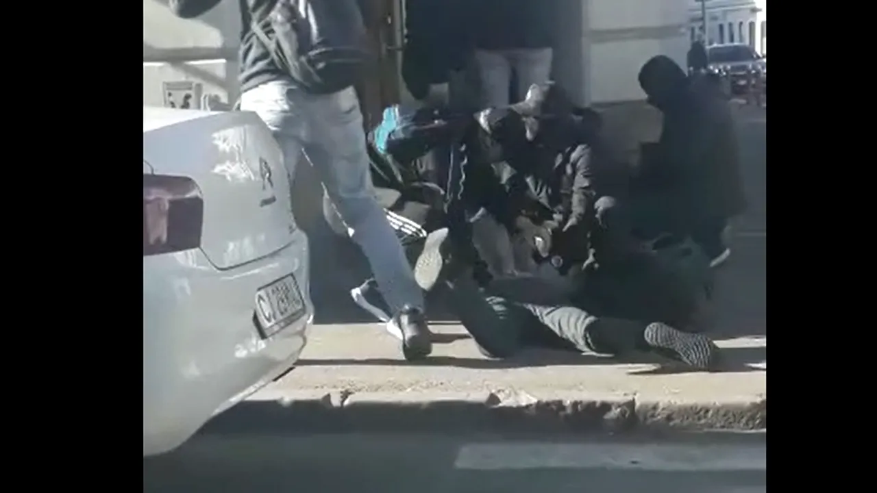 VIDEO - Operaţiune ca în filme, pe străzile din Cluj-Napoca. Un suspect pentru multiple crime în Marea Britanie, doborât la pământ de poliţişti deghizaţi