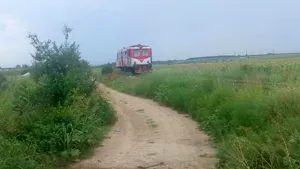 Patru persoane rănite după ce un tren a lovit un TIR, în judeţul Teleorman | FOTO
