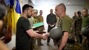 Zelenski a vizitat trupele din regiunea Doneţk: „oamenii au nevoie de soluţii care nu pot fi văzute de la Kiev”