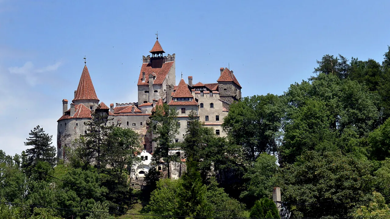 Turist italian de 55 de ani, găsit mort în curtea Castelului Bran