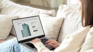 Cheltuielile online au crescut semnificativ în perioada sărbătorilor, graţie reducerilor şi inteligenţei artificiale