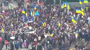Activişti naţionalişti ucraineni instalează corturi în Piaţa Maidan şi cer DEMISIA Guvernului