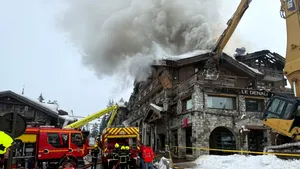 Un hotel de cinci stele din Alpii francezi a luat foc. Peste 270 de persoane, evacuate