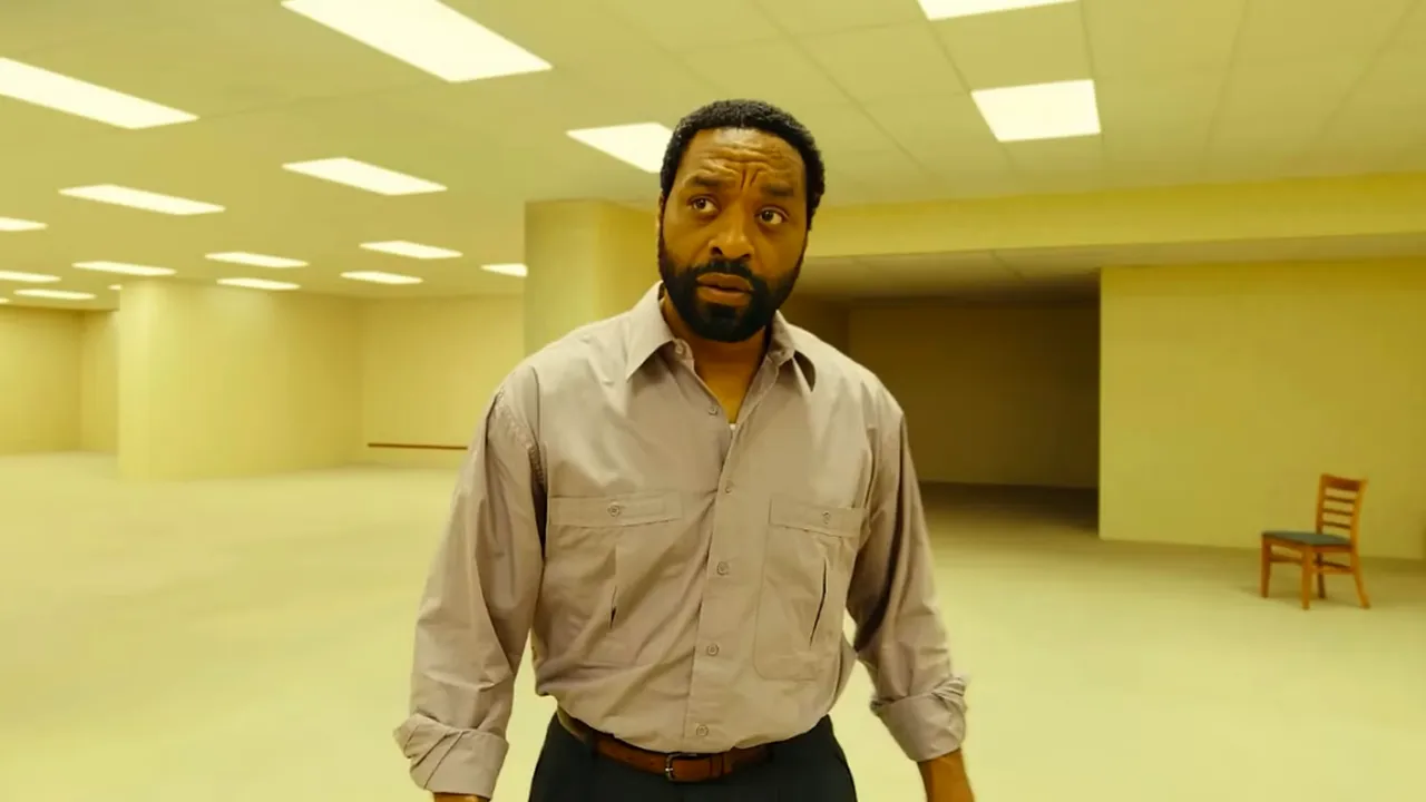 „Backrooms”, fenomenul horror de pe YouTube, ajunge în cinematografe. De la un clip viral la un film A24