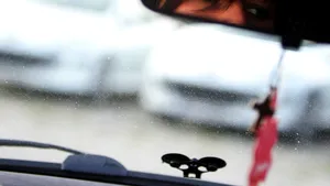 O tânără i-ar fi furat maşina unui bărbat care a oprit să o ajute după ce a susţinut că se simte rău