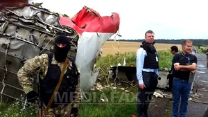 HAOS la locul prăbuşirii avionului: Rebeli beţi caută obiecte de valoare şi trag FOCURI de avertisment. Kievul ACUZĂ că se distrug dovezi cu susţinerea Rusiei - FOTO