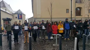 Flashmob la Sibiu cu Codul Penal, Codul de Procedură Penală şi pasaje din Constituţie 