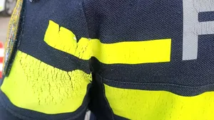 Europol prezintă noua uniformă a poliţiştilor: Rupturi, iar banda de cauciuc se descompune