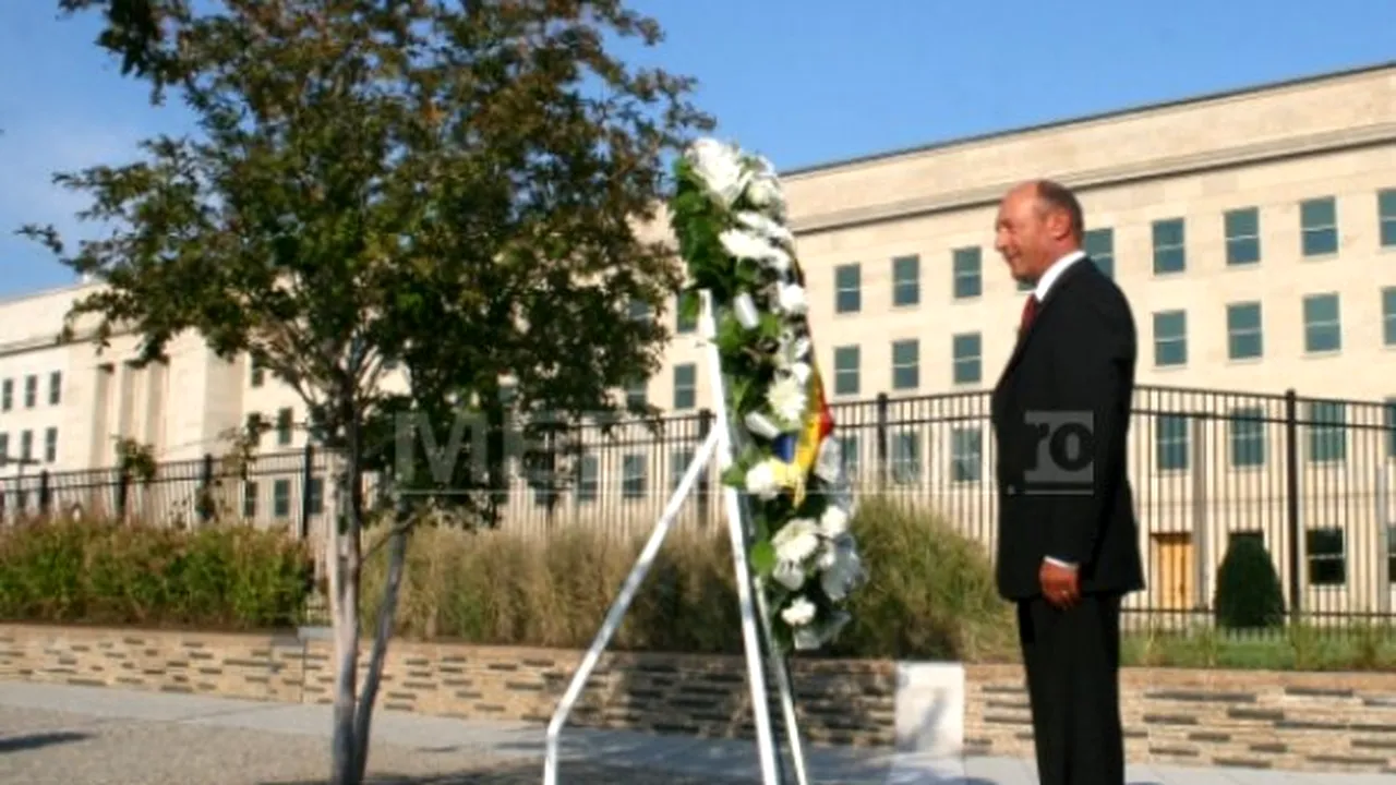 Vizita lui Traian Băsescu în Turkmenistan: Şeful statului a depus o coroană de flori la mausoleul fostului preşedinte Niazov şi a plantat un pin lângă Monumentul Constituţiei