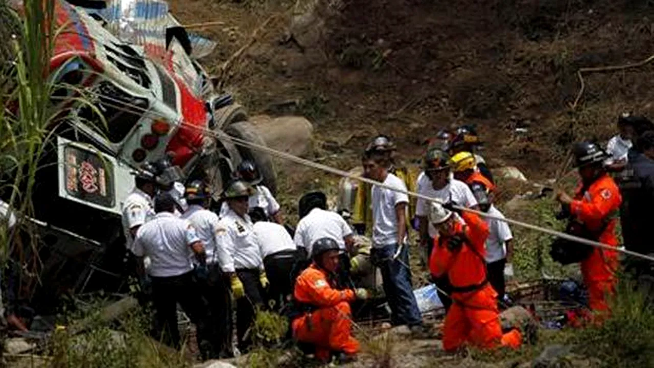 Accident teribil: Cel puţin 20 de morţi în urma unui accident rutier în estul Guatemalei - VIDEO